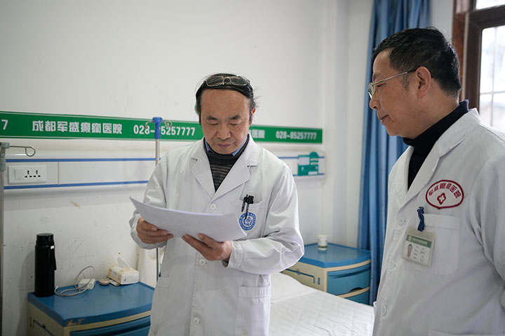 名医查房·学科共建 四川大学华西医院邹晓毅教授助力成都军盛医院诊疗水平持续提升