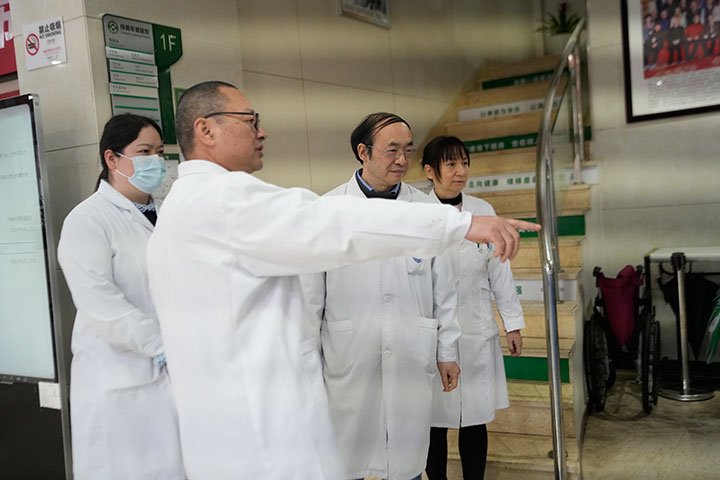 名医查房·学科共建 四川大学华西医院邹晓毅教授助力成都军盛医院诊疗水平持续提升